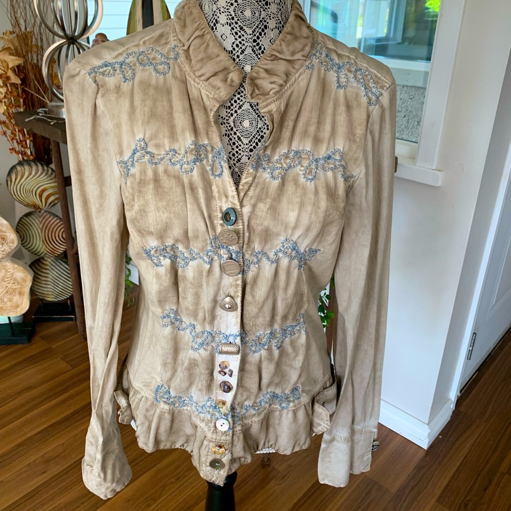 Neutral blouse or light jacket